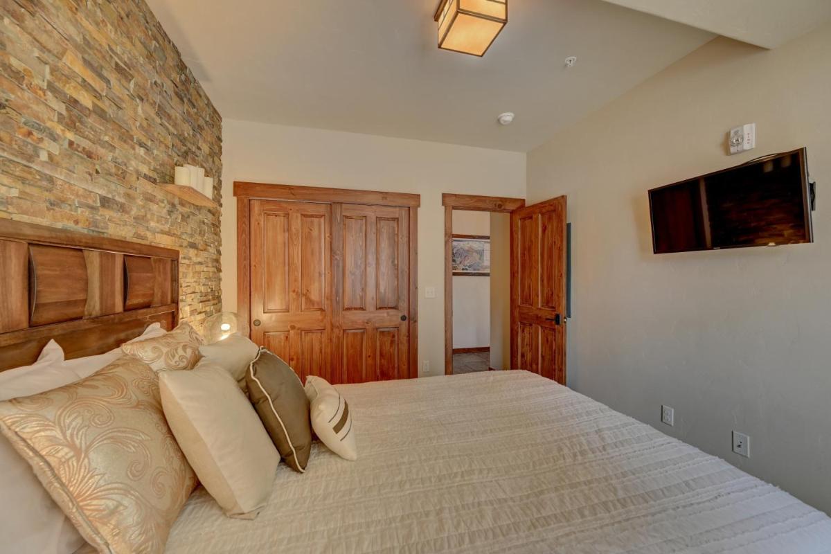 Cozens Pointe I-101 condo - Housity