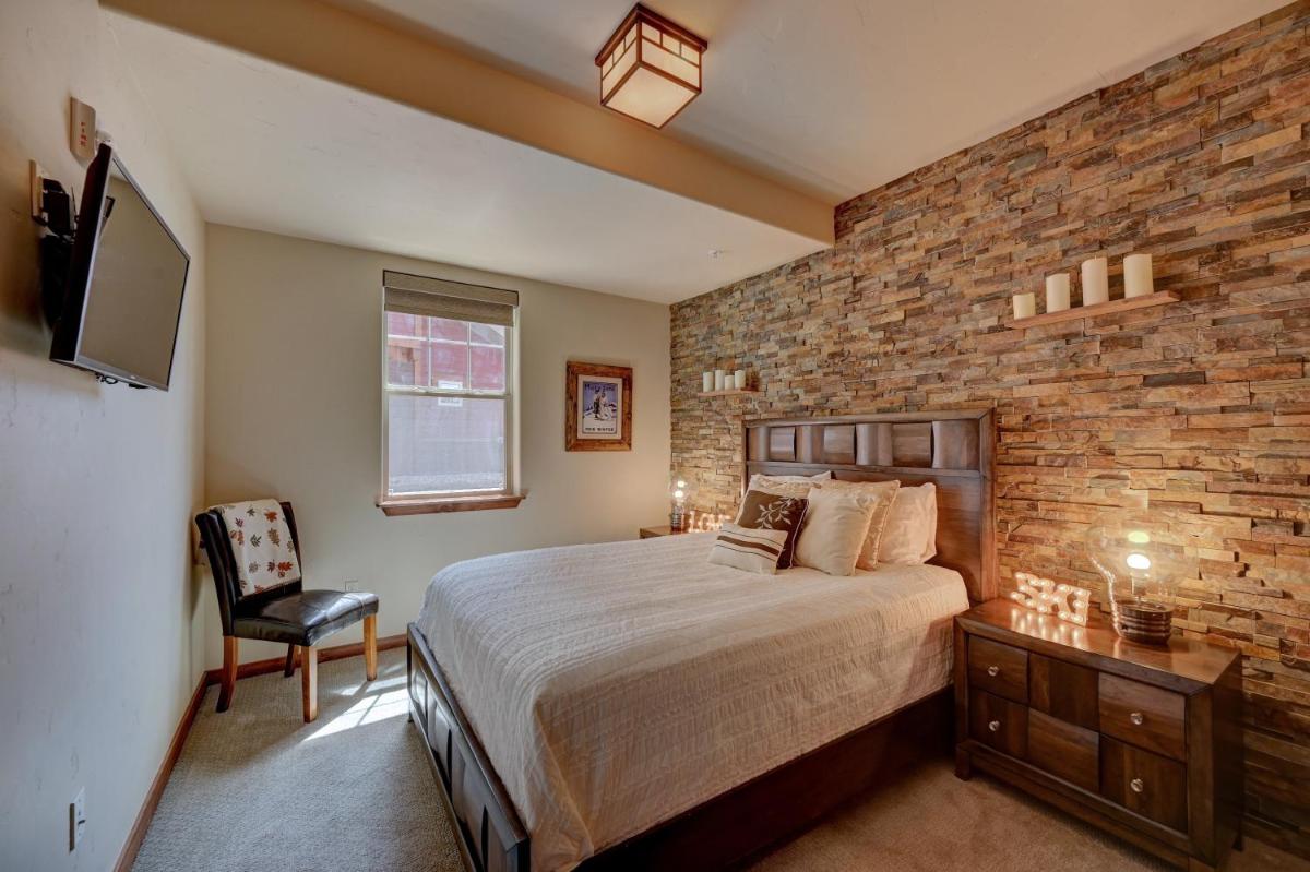 Cozens Pointe I-101 condo - Housity