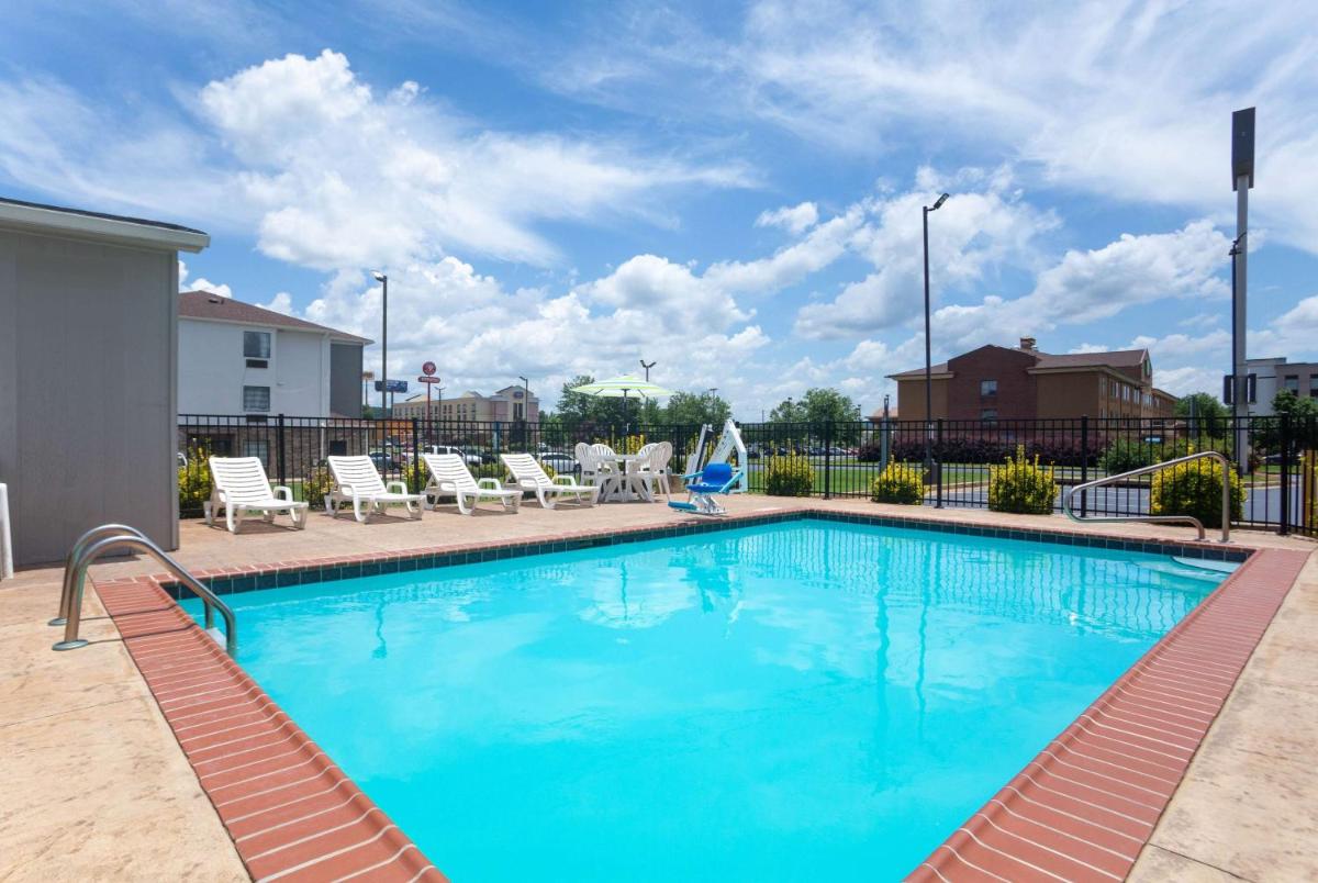 La Quinta by Wyndham Oxford - Anniston - Housity