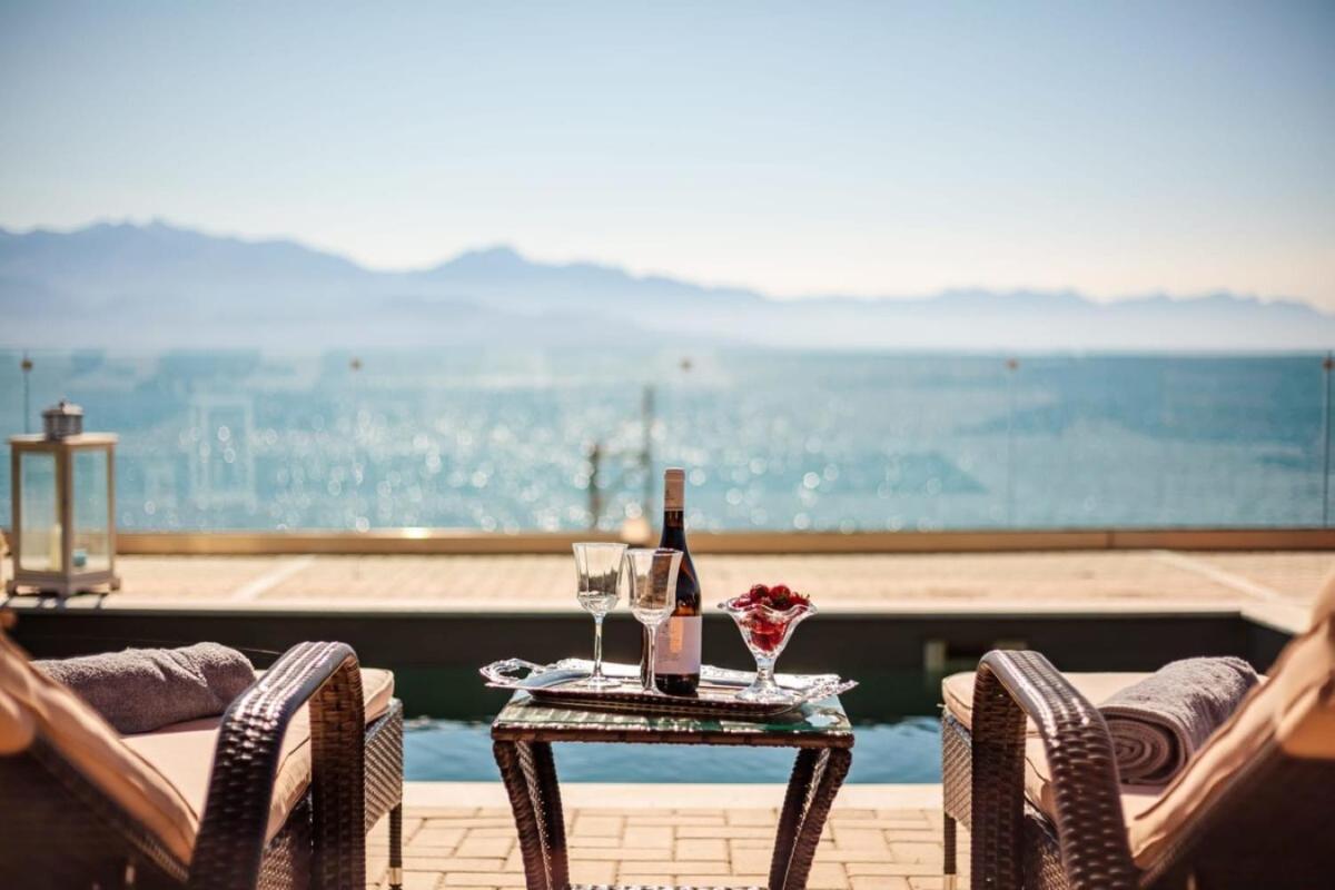 Seaside Summer Bliss - Aurora Luxury Pool Paradise - Housity