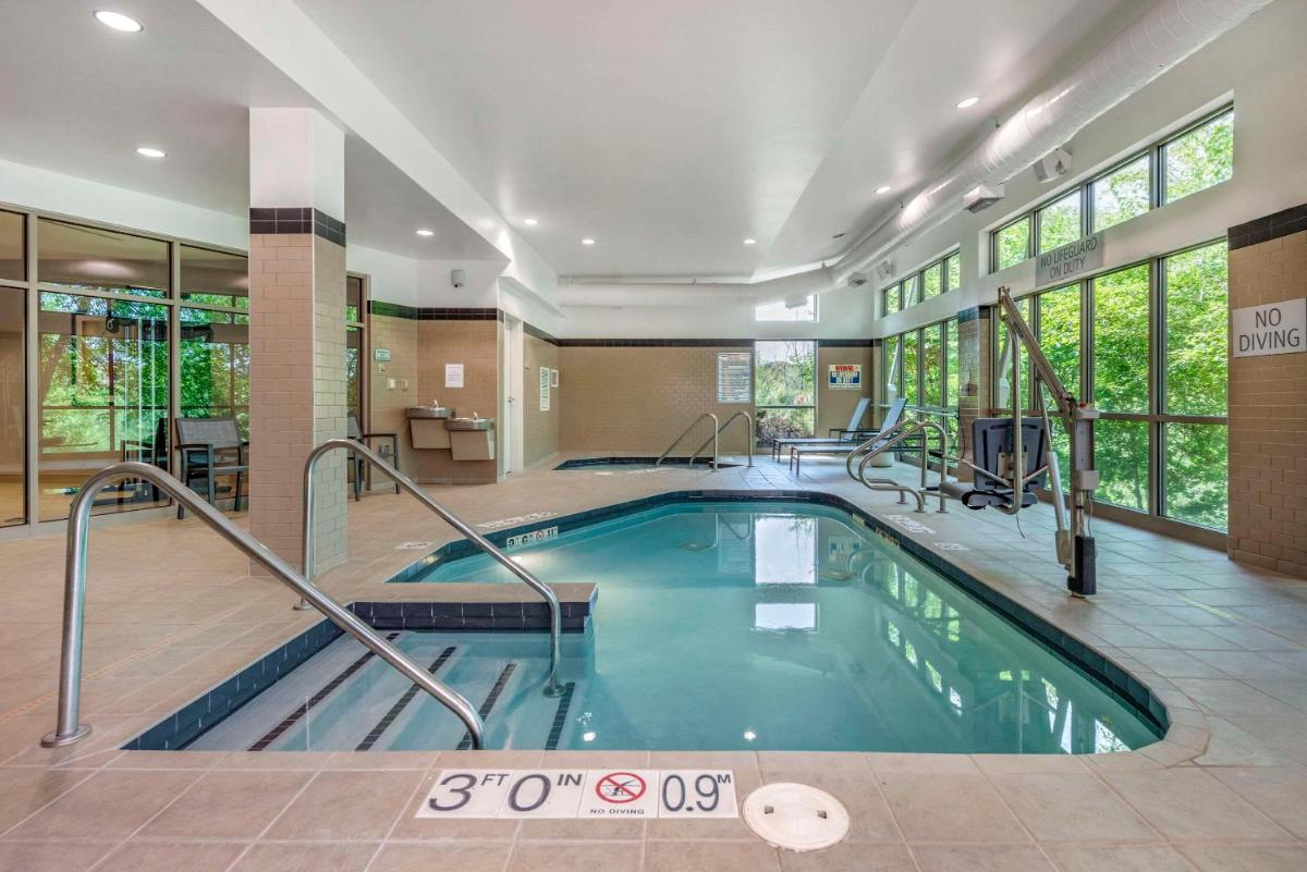 Cambria Hotel Madison East - Housity