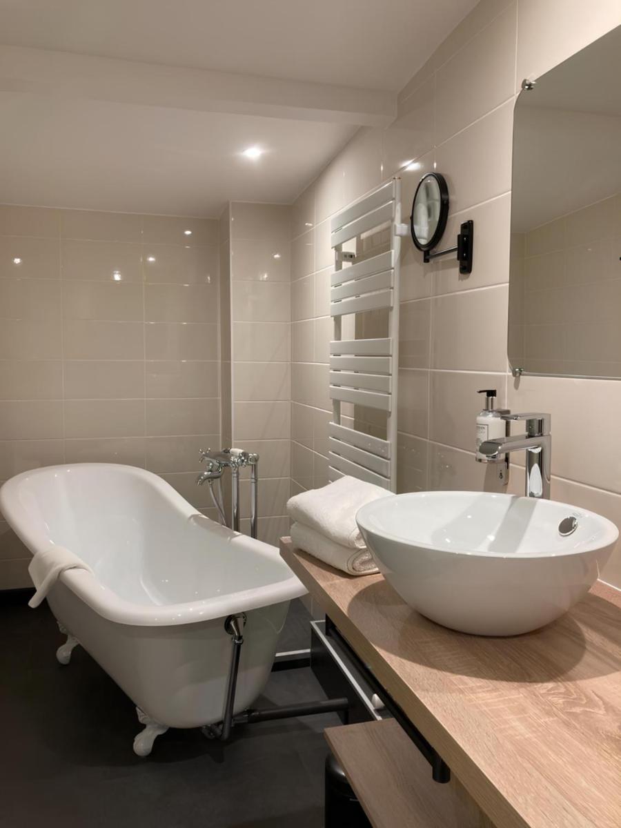 Hotel Le Lion D'Or et Restaurant La Table Du Lion - Housity