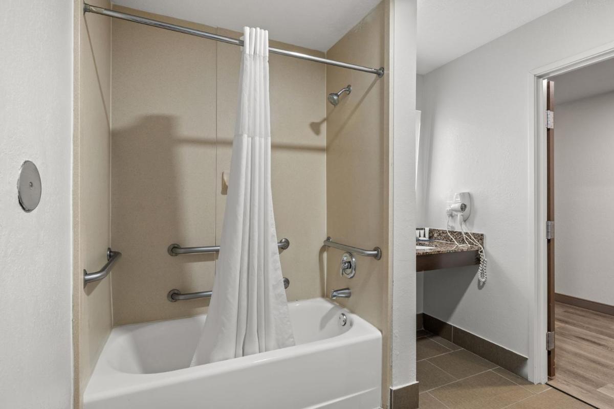 Clarion Pointe Lakeland I-4 - Housity