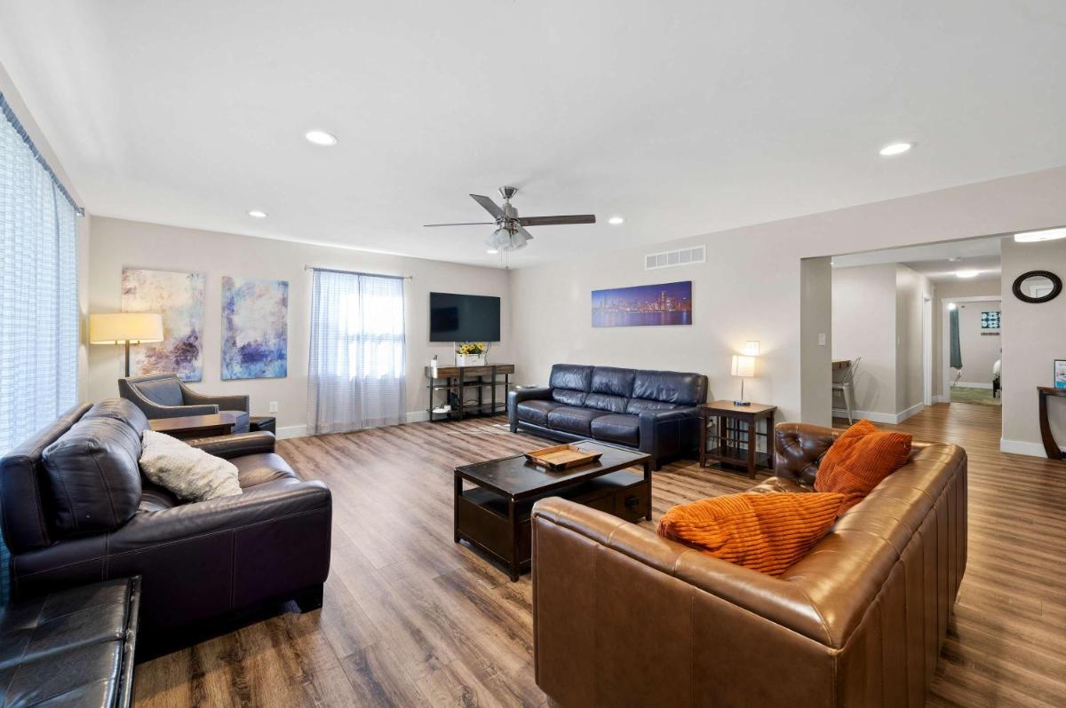 Family Home and Comfort 2 Min to Ark 4 bdrm - Housity