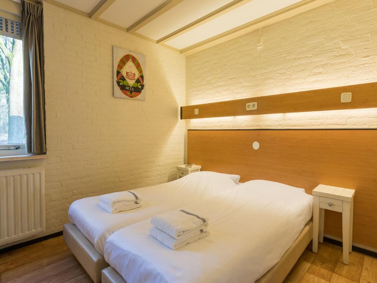 Cosy bungalow with microwave in the middle of De Maasduinen - Housity