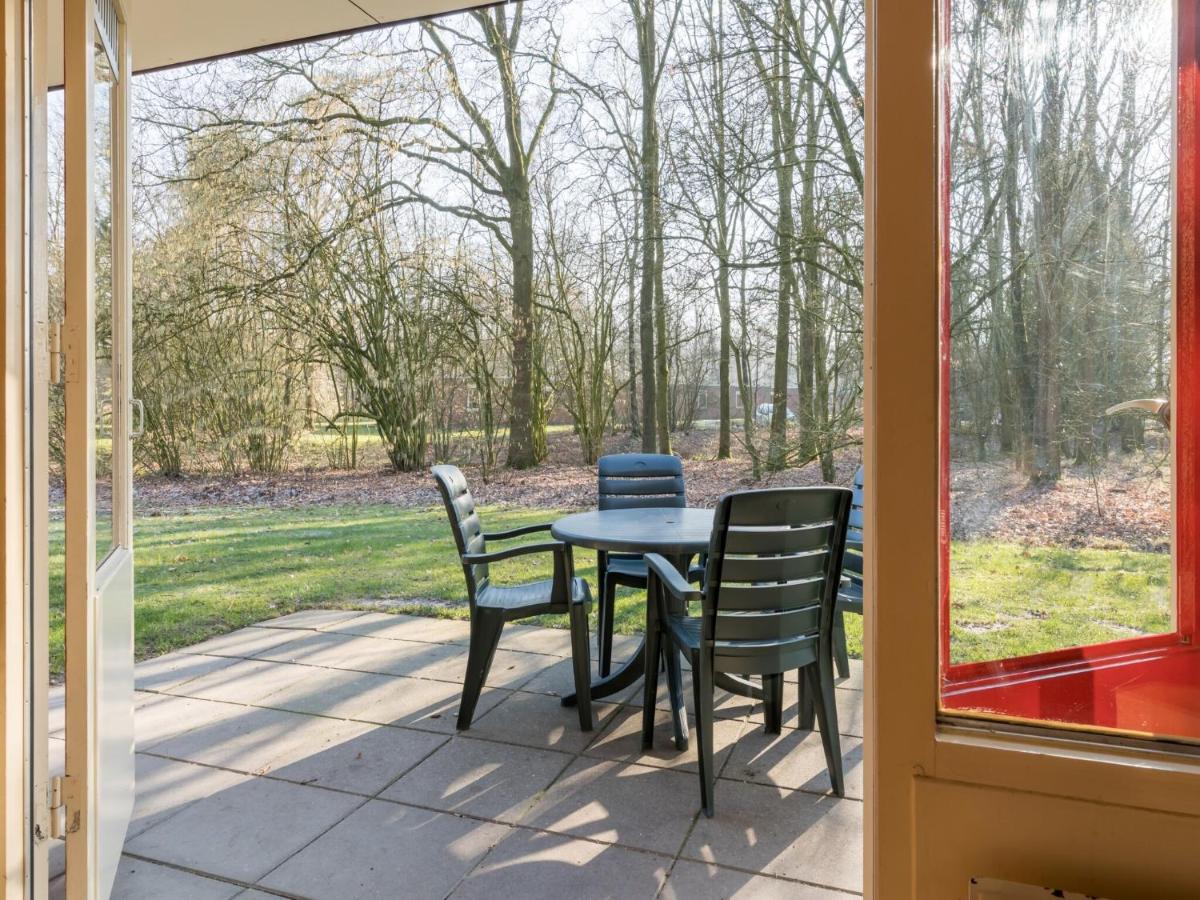 Cosy bungalow with microwave in the middle of De Maasduinen - Housity