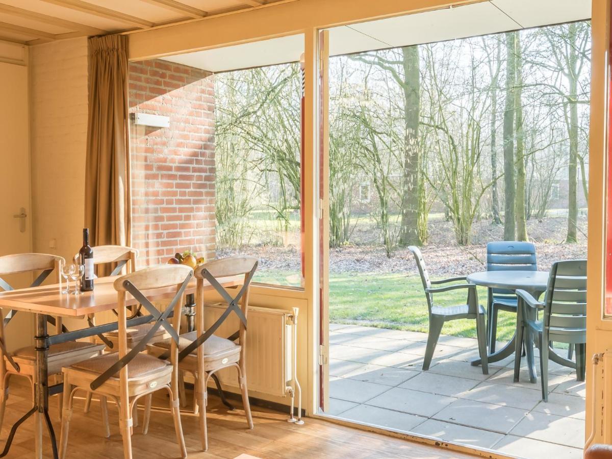 Cosy bungalow with microwave in the middle of De Maasduinen - Housity