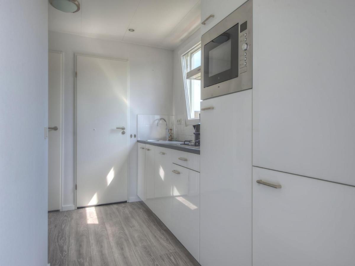 Modern lodge located 4 5 km from Rockanje - Housity