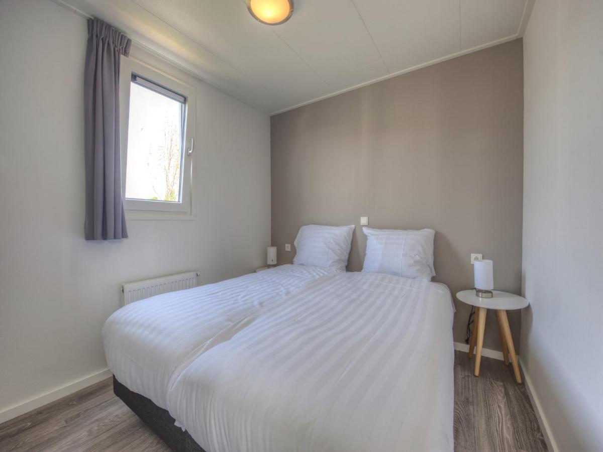 Modern lodge located 4 5 km from Rockanje - Housity