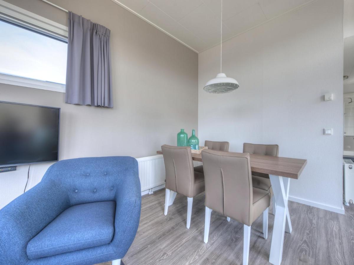 Modern lodge located 4 5 km from Rockanje - Housity