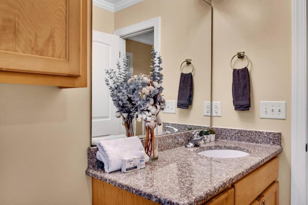 Cozy 2B Townhouse - Hot Tub - Housity