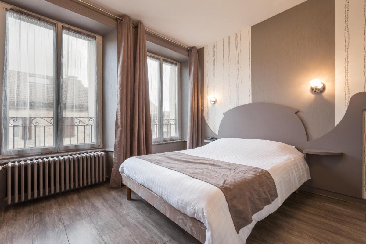 Un ou plusieurs lits dans un hébergement de l'établissement Logis SPA Hotel Restaurant De La Poste