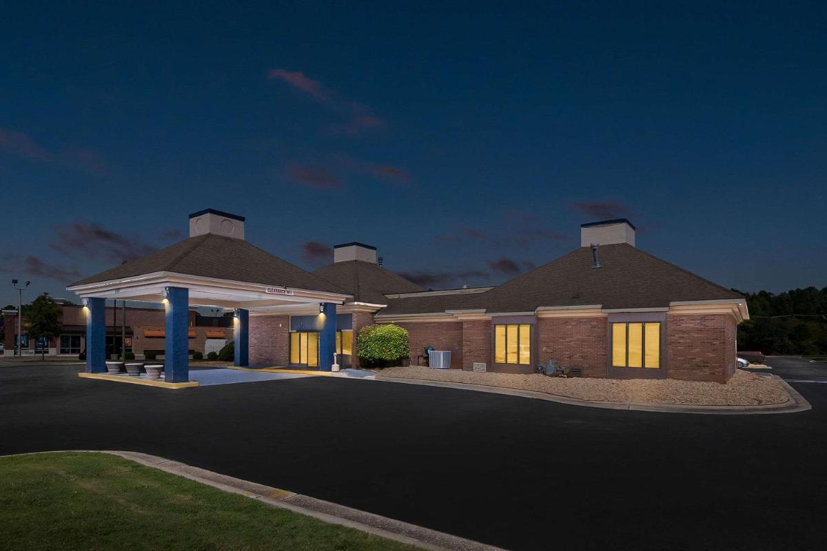 Quality Inn & Suites Fayetteville I-95 - Housity