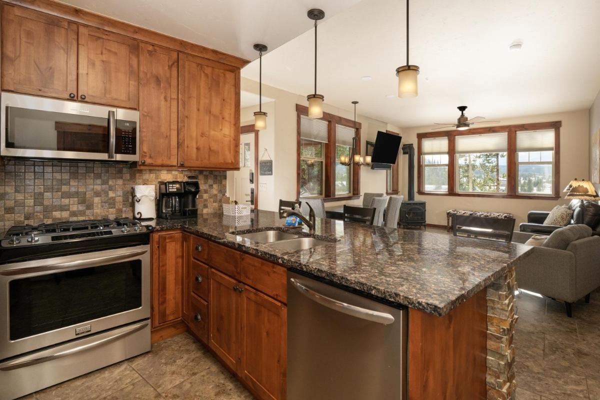Cozens Pointe E 102 condo - Housity