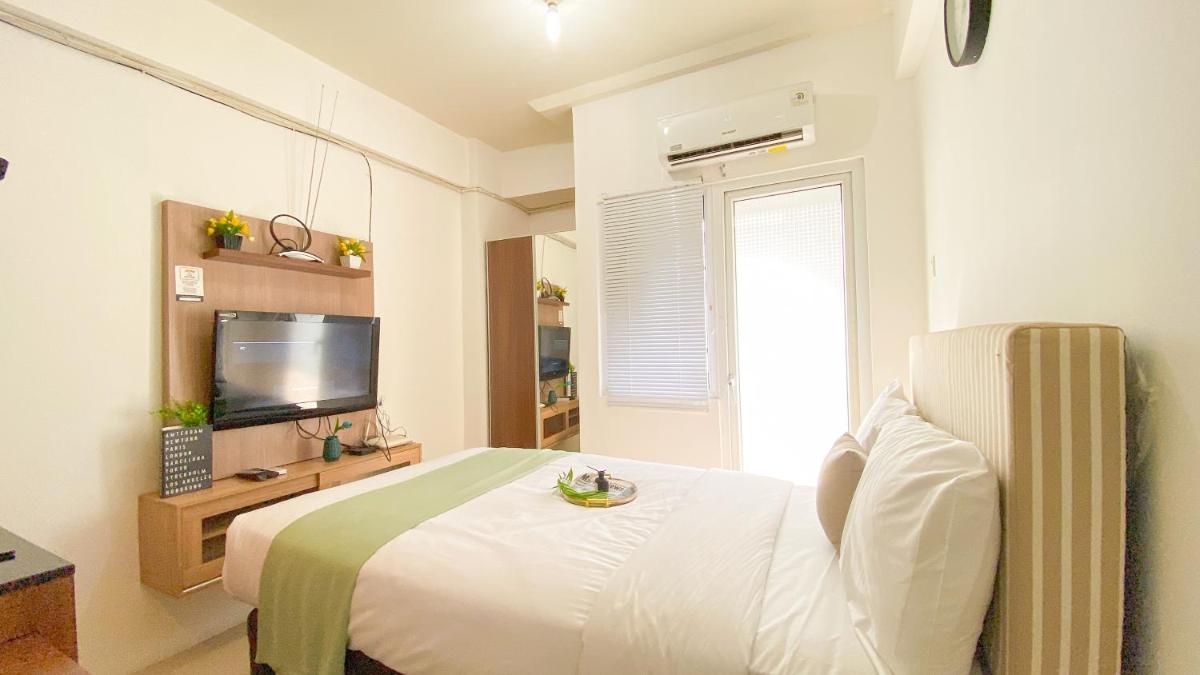 Studio Green Pramuka City Apartment with Mall Access By Travelio - Housity