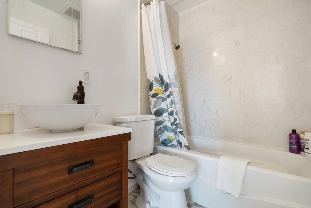 Mountain View 2BR Retreat with Private Deck - Housity