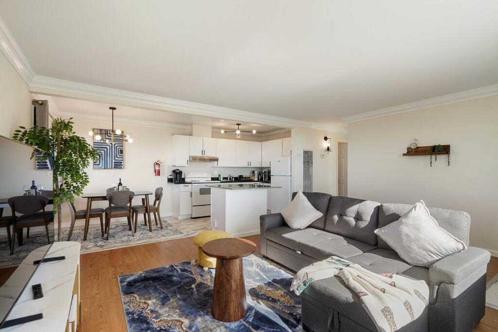 Mountain View 2BR Retreat with Private Deck - Housity