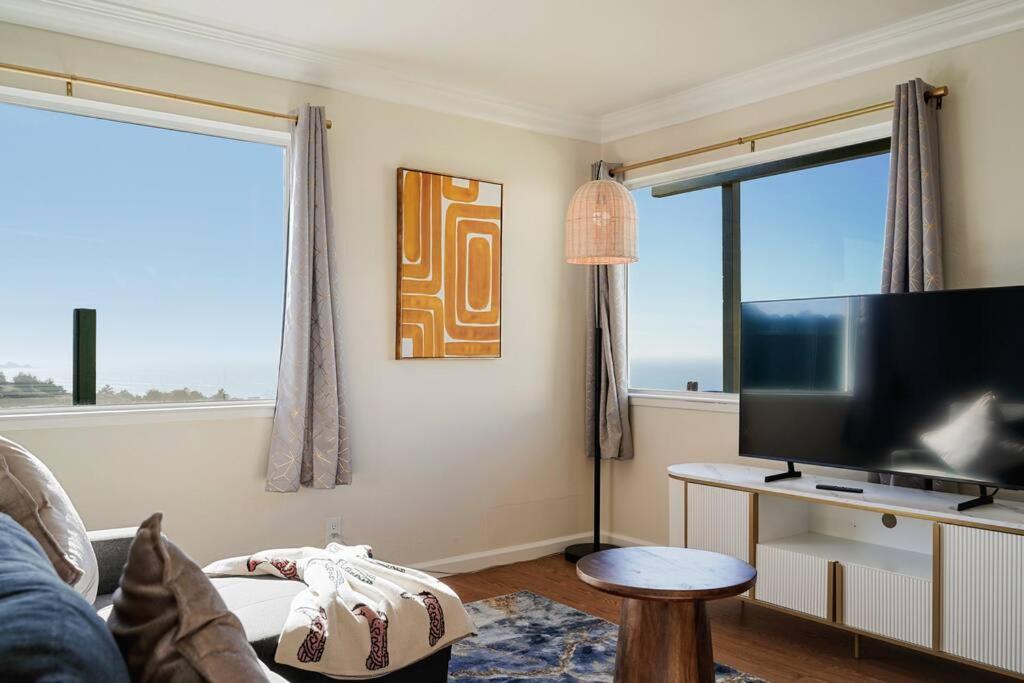 Mountain View 2BR Retreat with Private Deck - Housity