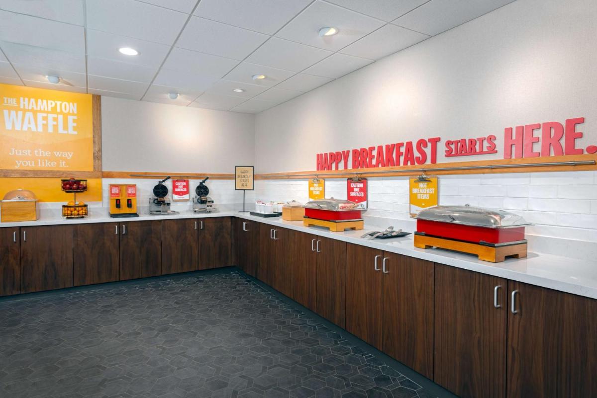 Hampton Inn & Suites Cleveland-Beachwood - Housity