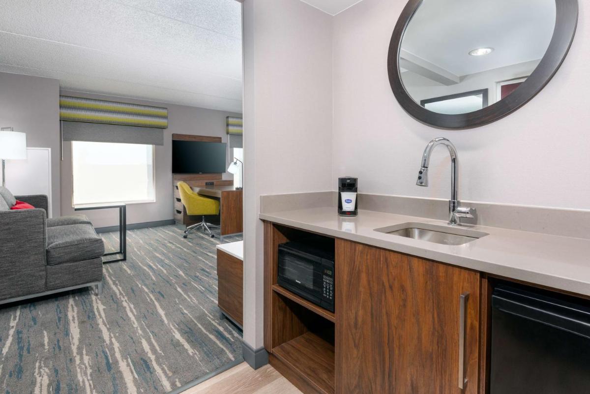 Hampton Inn & Suites Cleveland-Beachwood - Housity