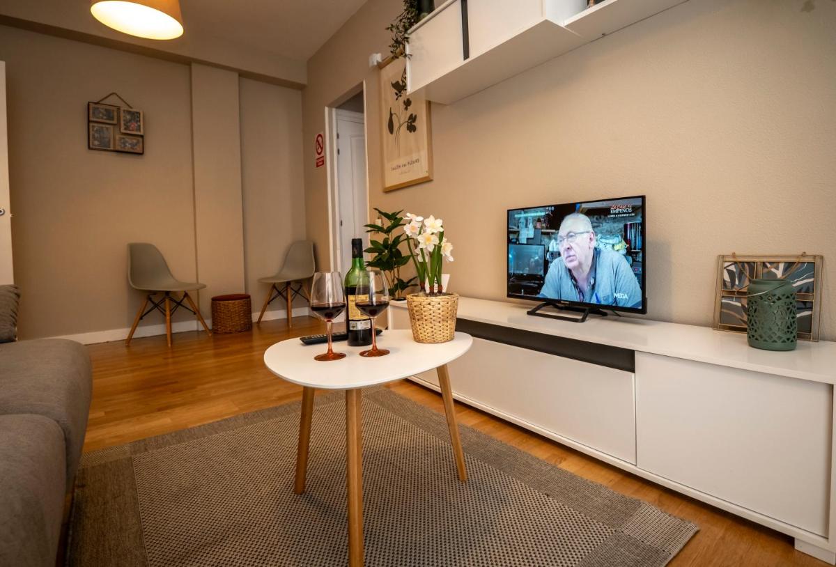 Santiago Tower Aire Ac casco antiguo By Apartamentos Logrono org - Housity