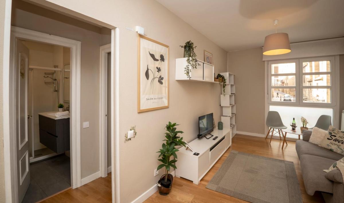 Santiago Tower Aire Ac casco antiguo By Apartamentos Logrono org - Housity