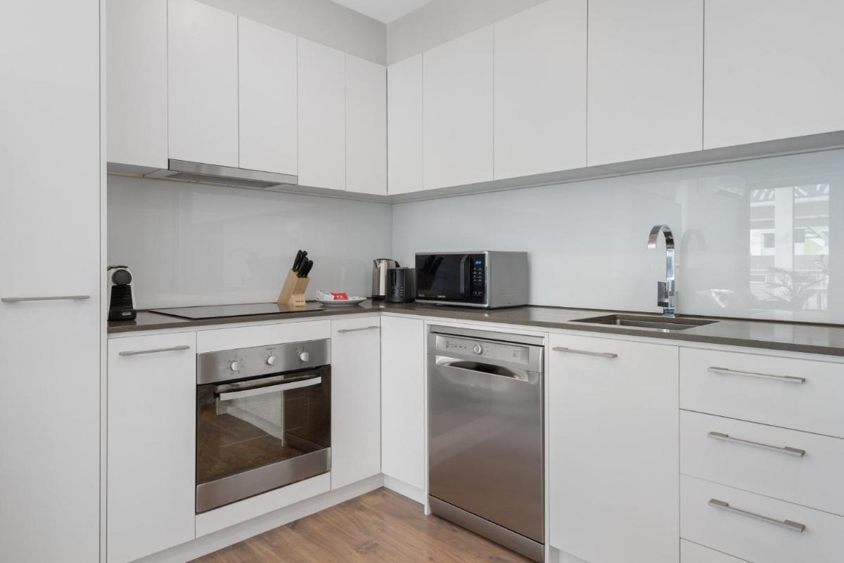 Elegant 2-Bed with Large Balcony by High Street - Housity