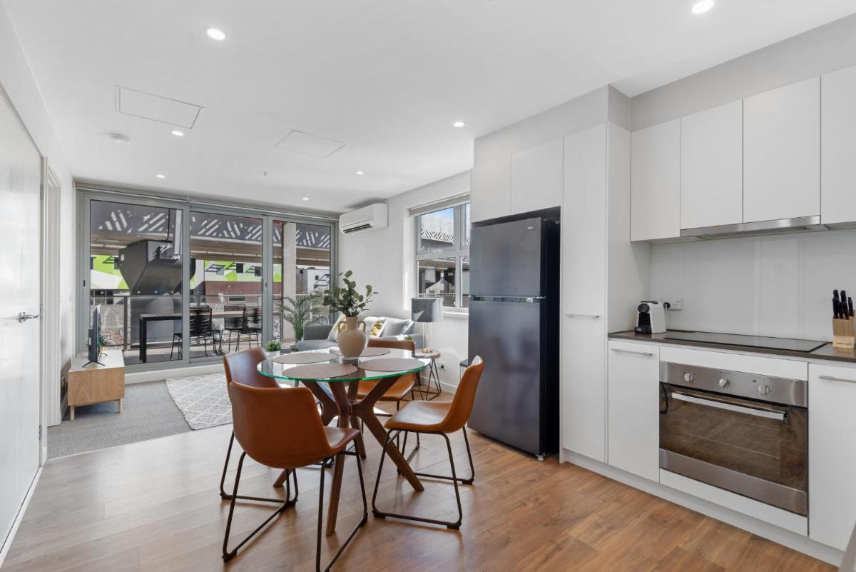 Elegant 2-Bed with Large Balcony by High Street - Housity