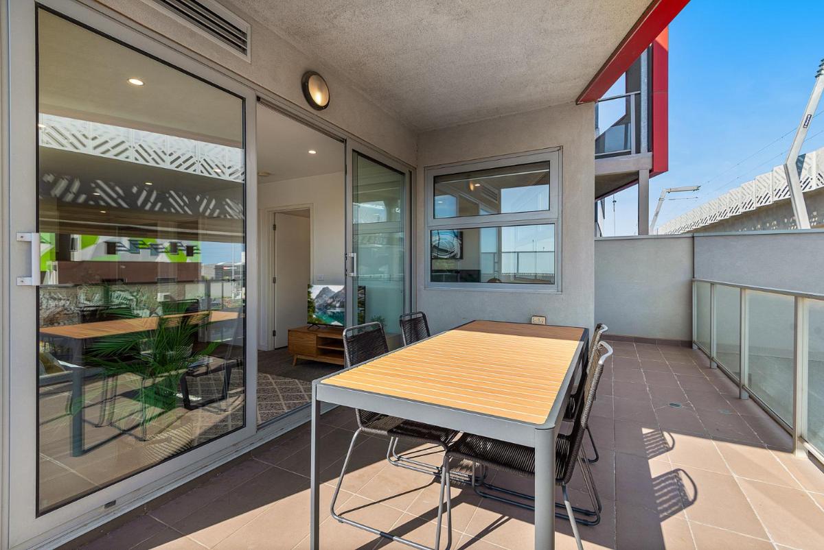 Elegant 2-Bed with Large Balcony by High Street - Housity