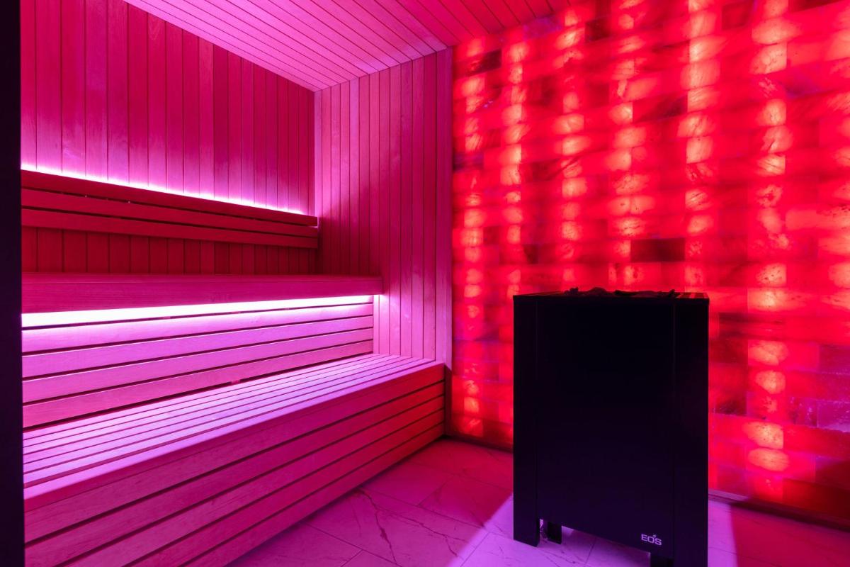 Télévision ou salle de divertissement dans l'établissement Ki Space Hotel & Spa - near Disneyland Paris