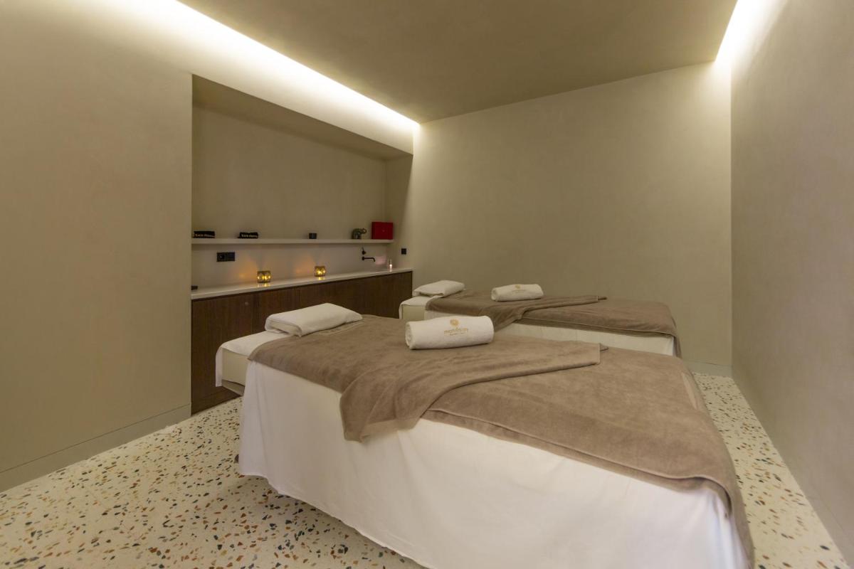 Uma cama ou camas num quarto em Altis Porto Hotel