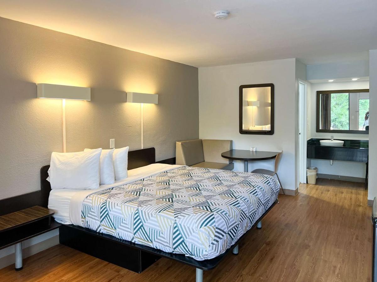 Motel 6-Newnan, GA - Housity