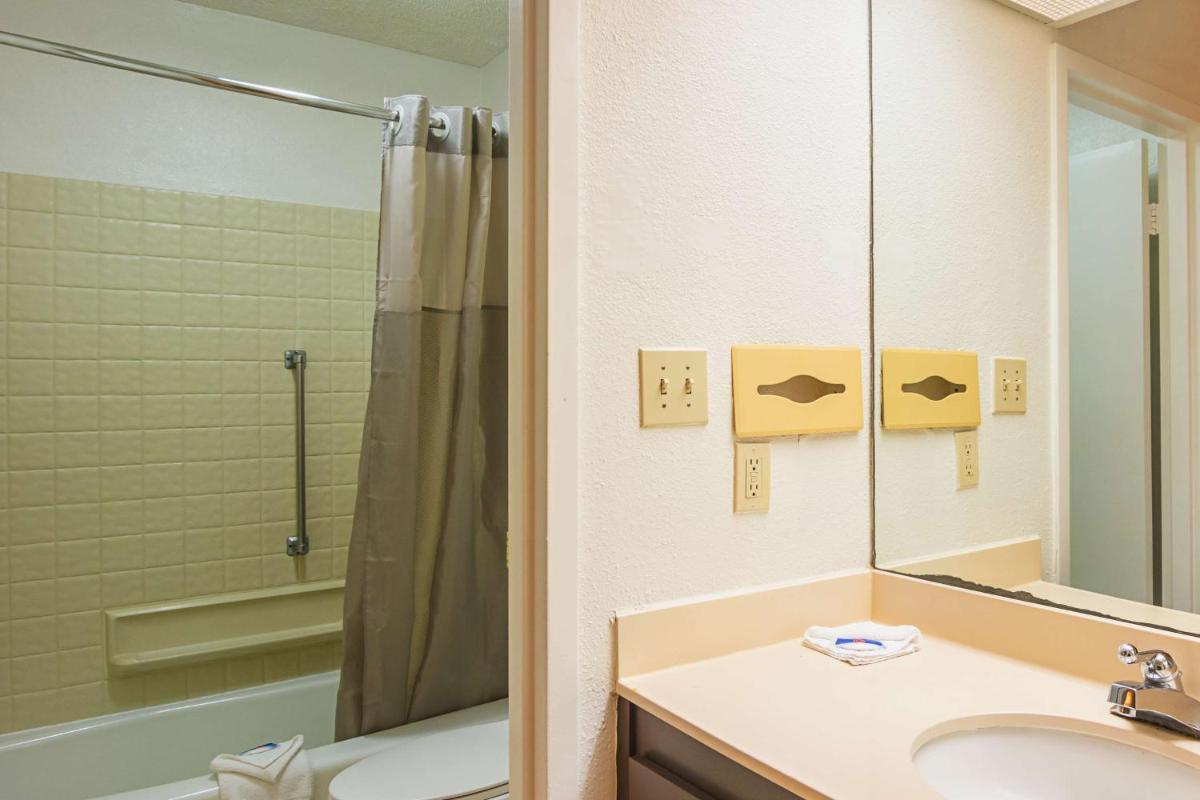 Motel 6-Newnan, GA - Housity