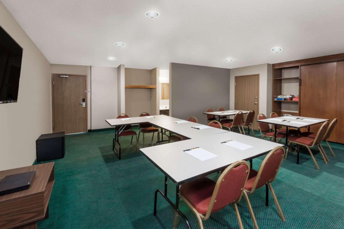 Super 8 by Wyndham Ionia MI - Housity