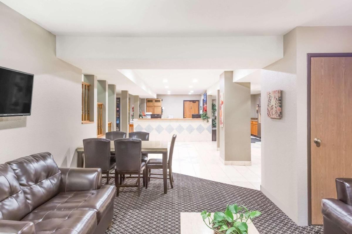 Super 8 by Wyndham Redding - Housity