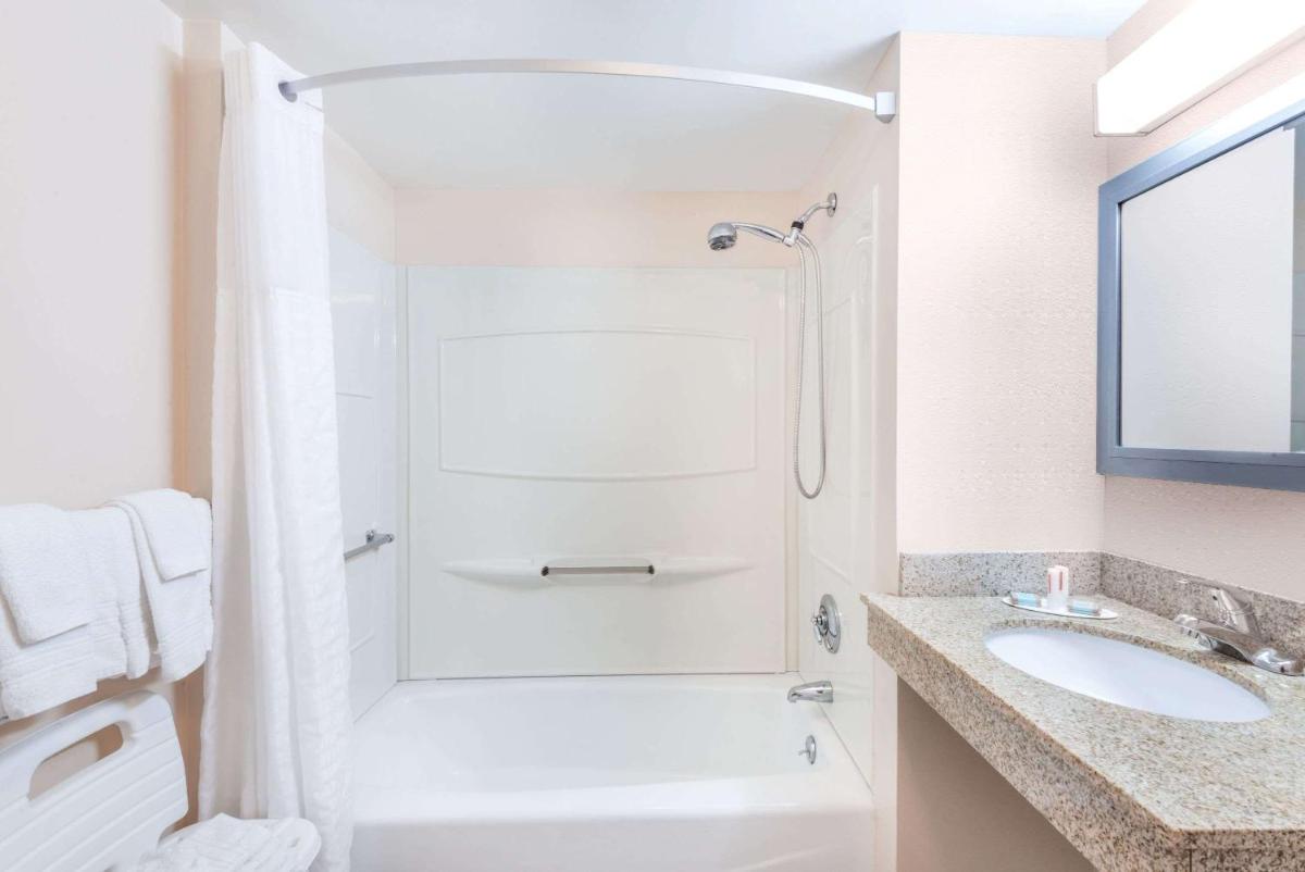 Days Inn by Wyndham Middletown/Newport Area - Housity
