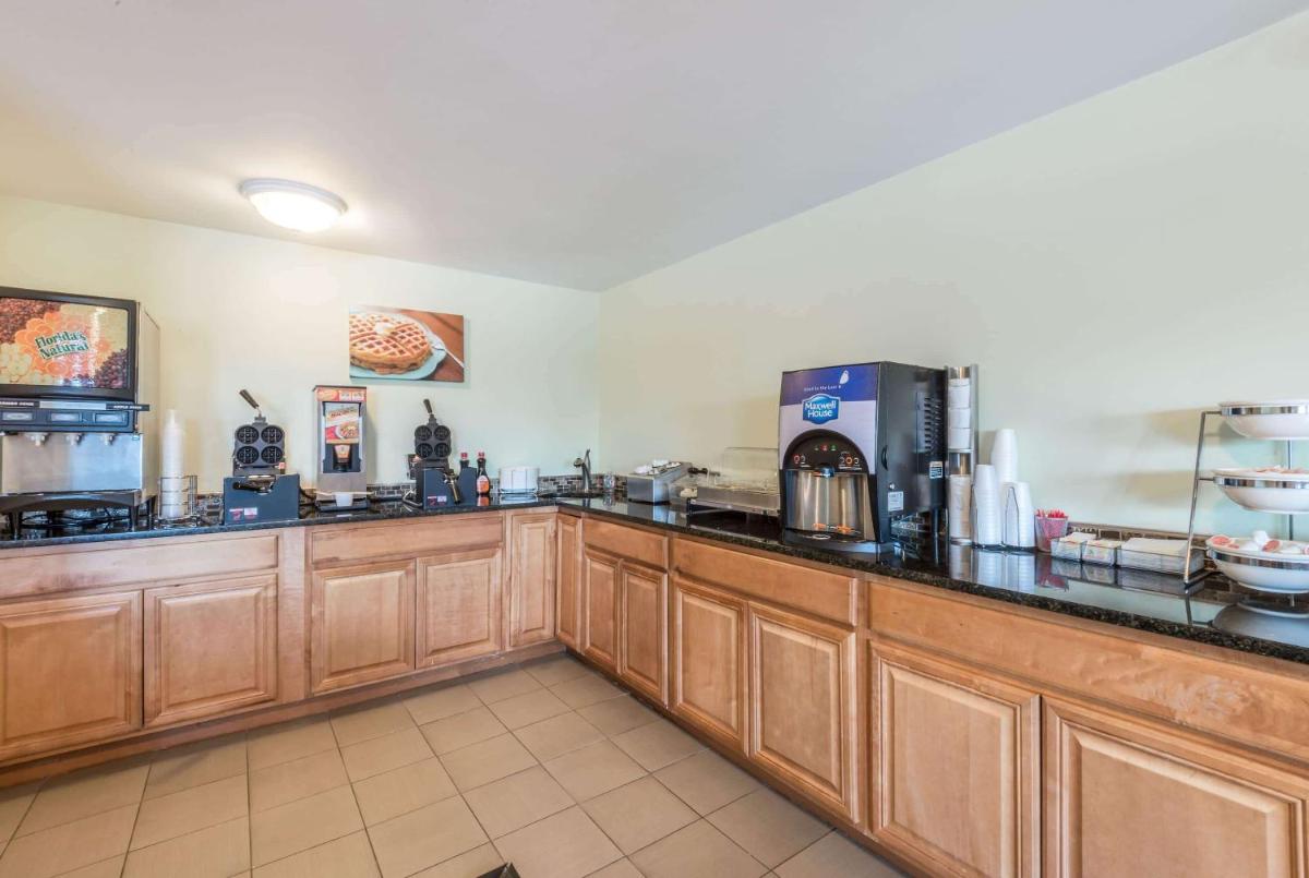 Days Inn by Wyndham Middletown/Newport Area - Housity