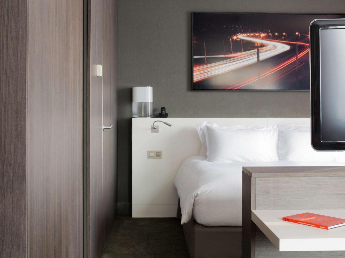 Télévision ou salle de divertissement dans l'établissement Pullman Paris La Défense