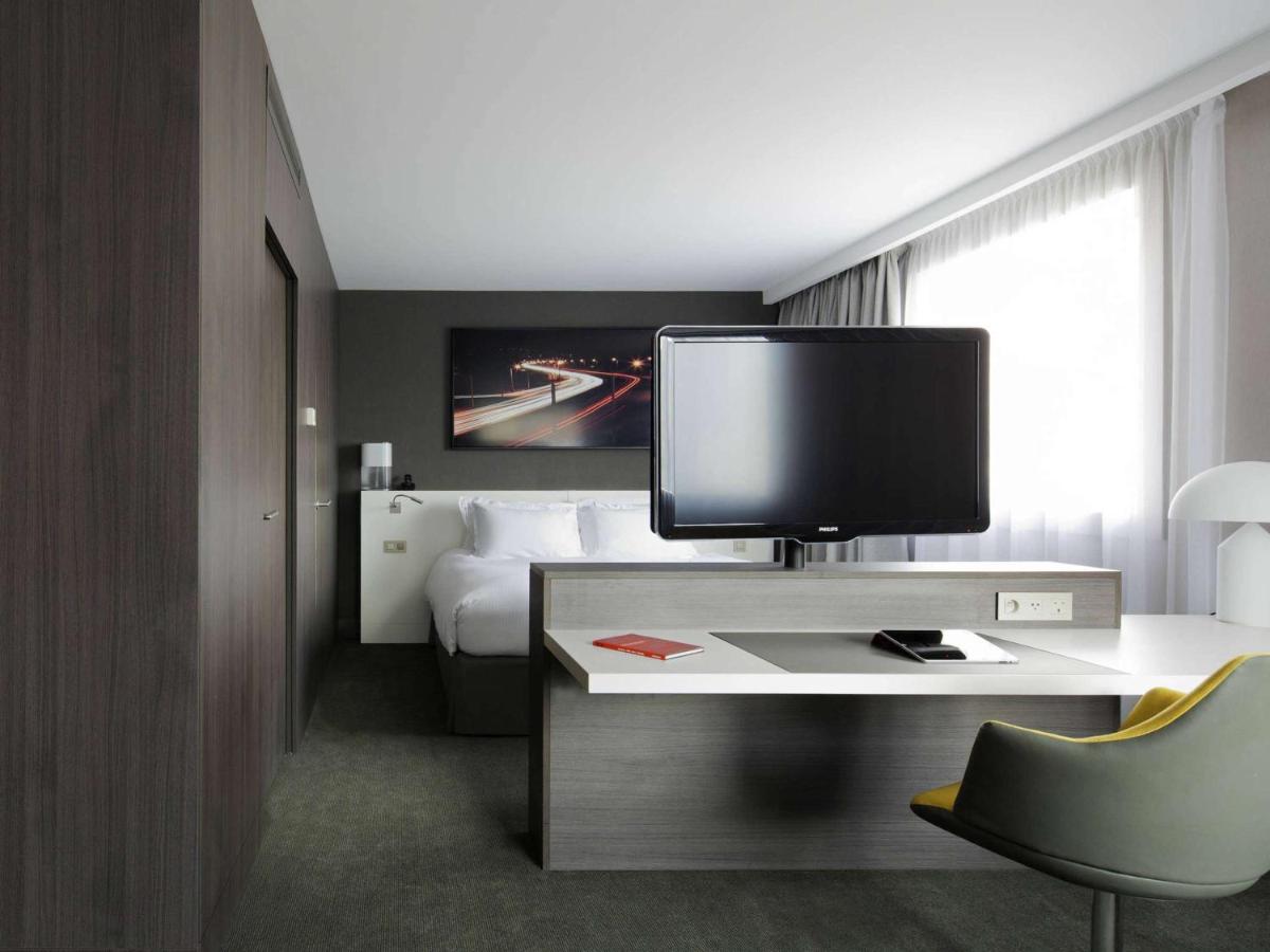 Télévision ou salle de divertissement dans l'établissement Pullman Paris La Défense