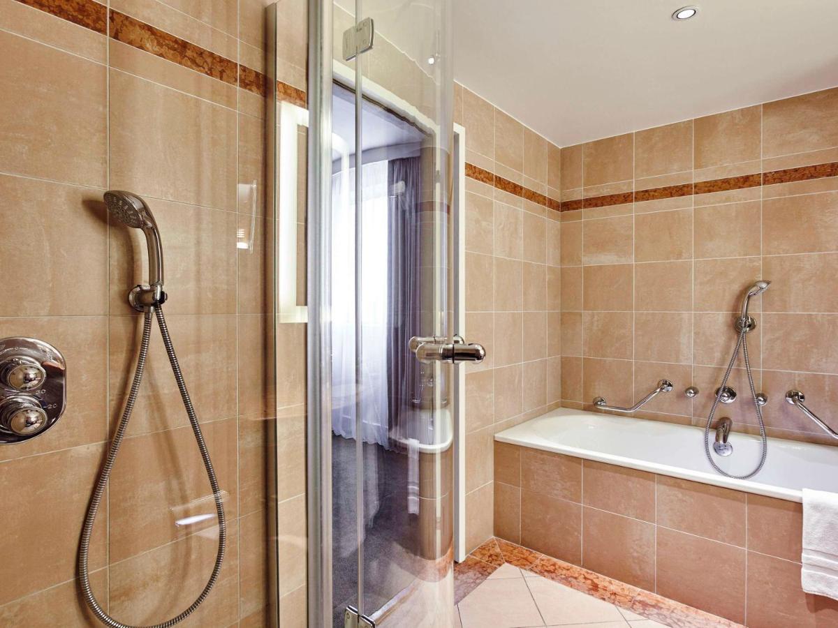 Salle de bains dans l'établissement Pullman Paris La Défense