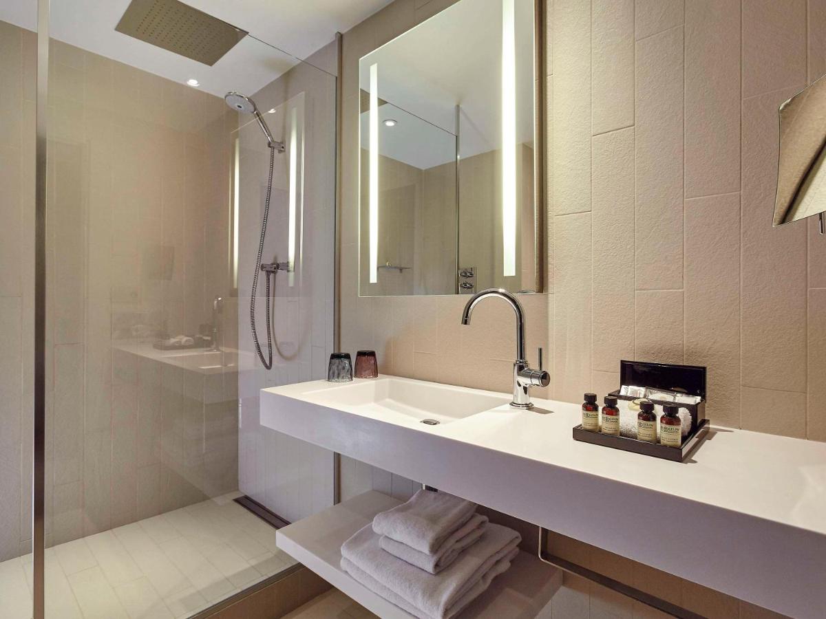 Salle de bains dans l'établissement Pullman Paris La Défense