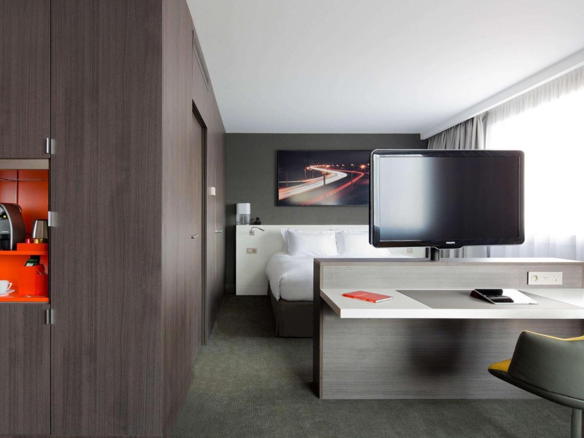 Télévision ou salle de divertissement dans l'établissement Pullman Paris La Défense