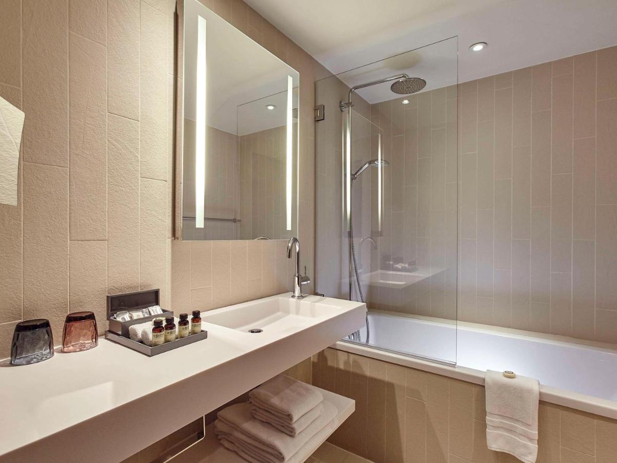 Salle de bains dans l'établissement Pullman Paris La Défense