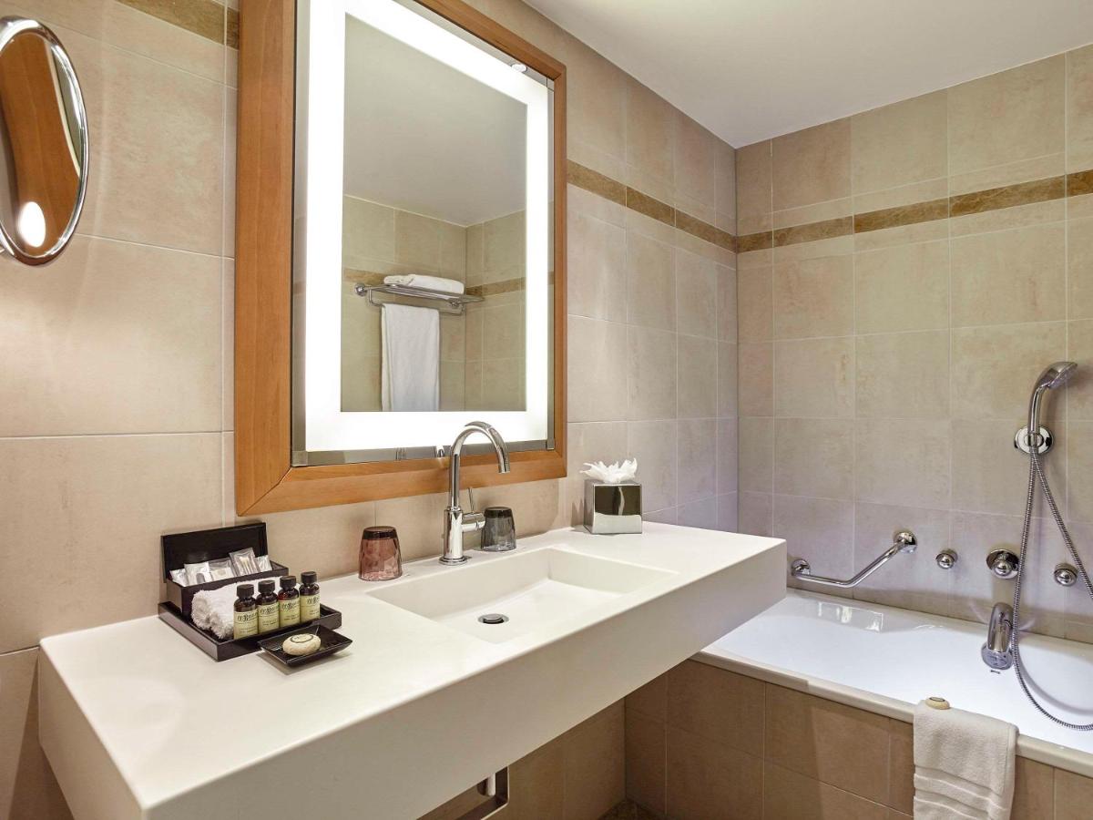 Salle de bains dans l'établissement Pullman Paris La Défense