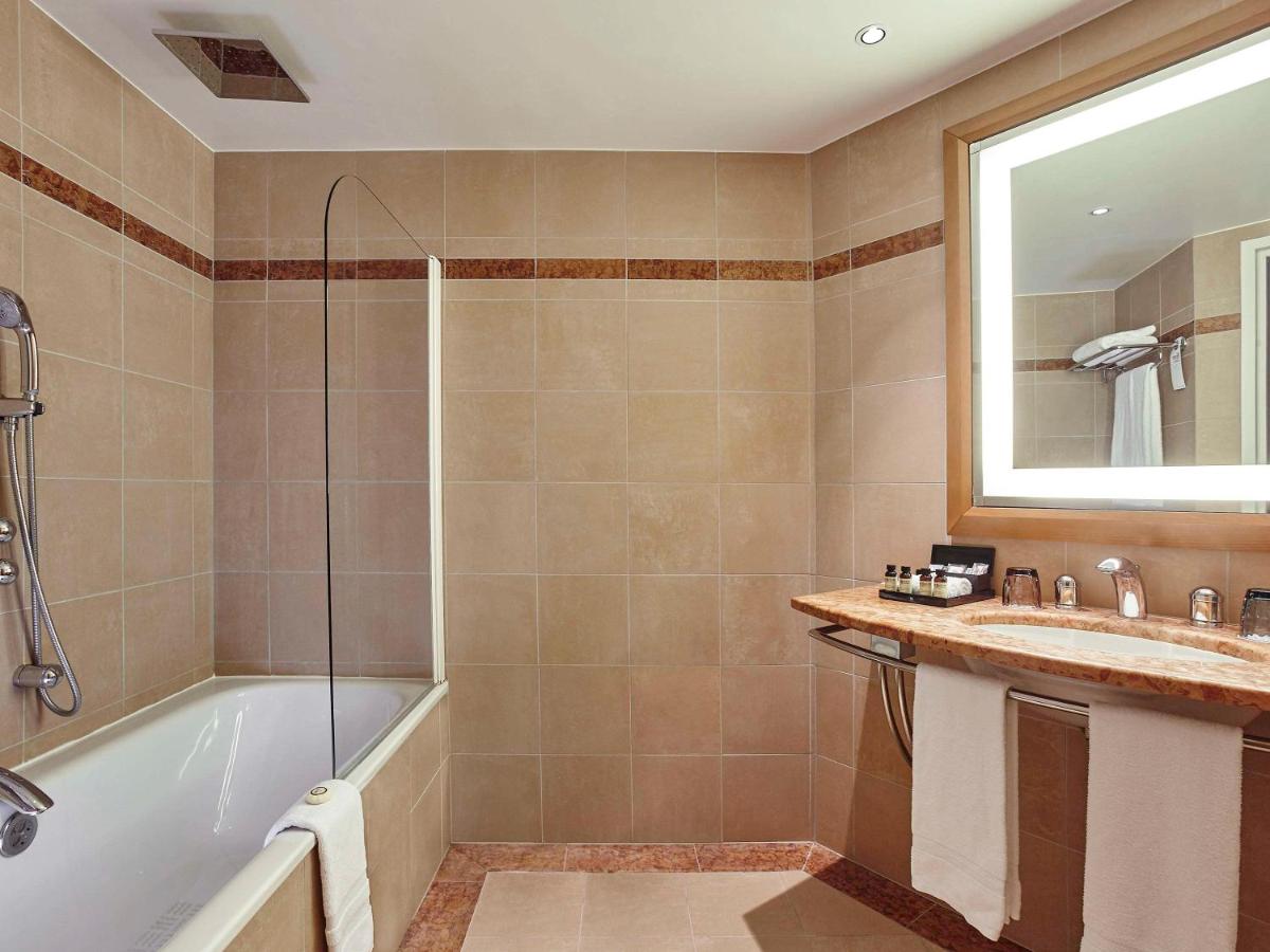 Salle de bains dans l'établissement Pullman Paris La Défense