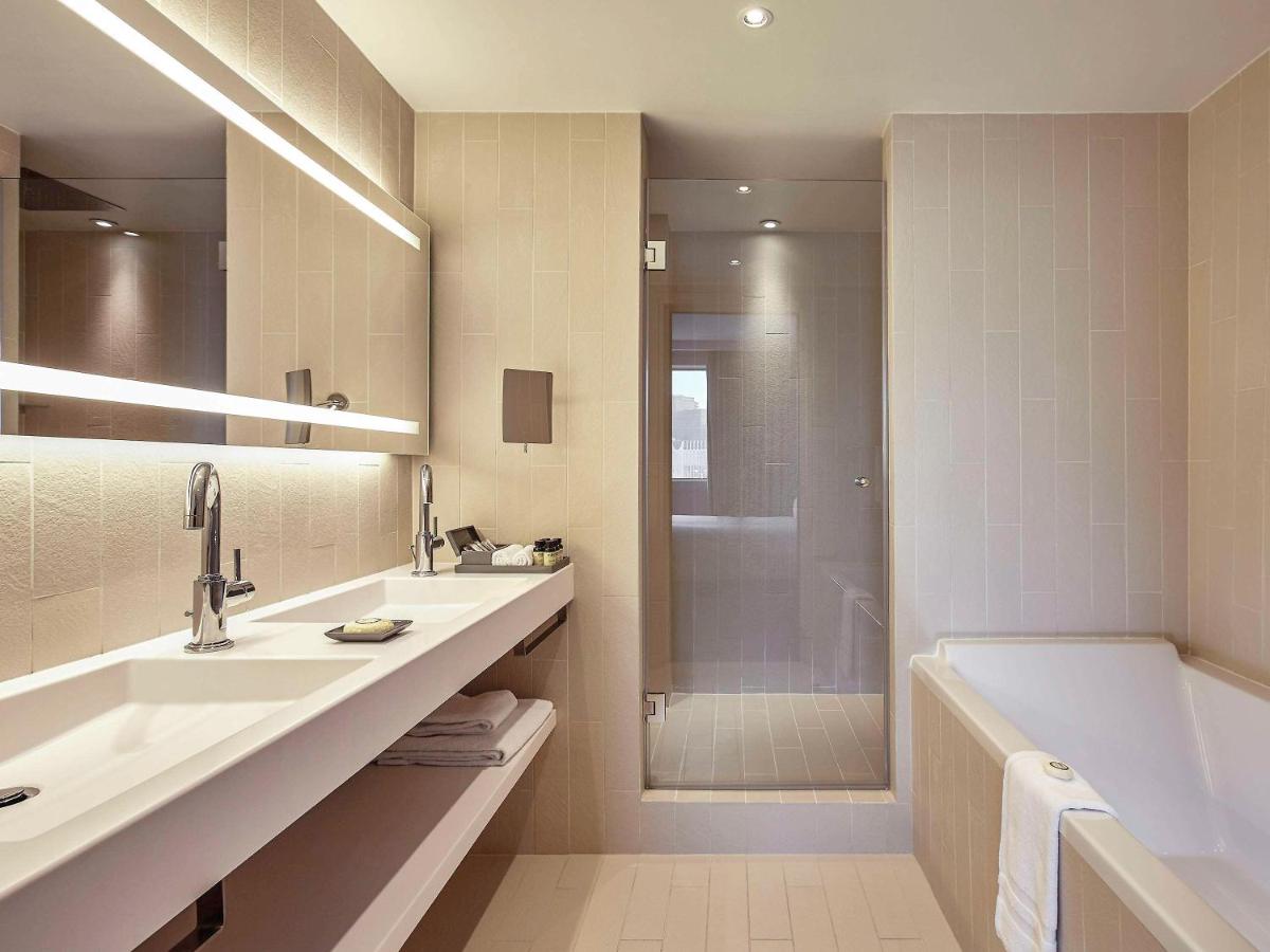 Salle de bains dans l'établissement Pullman Paris La Défense