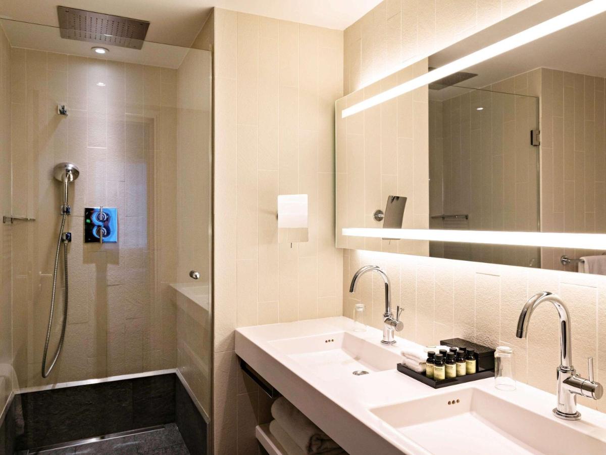 Salle de bains dans l'établissement Pullman Paris La Défense