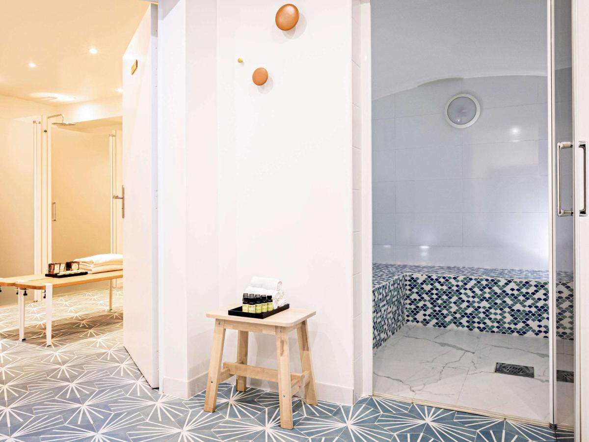 Salle de bains dans l'établissement Pullman Paris La Défense