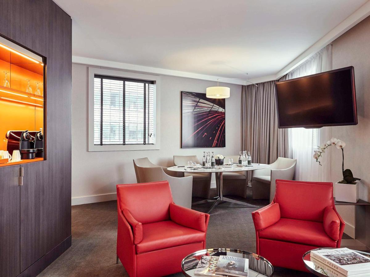 Télévision ou salle de divertissement dans l'établissement Pullman Paris La Défense