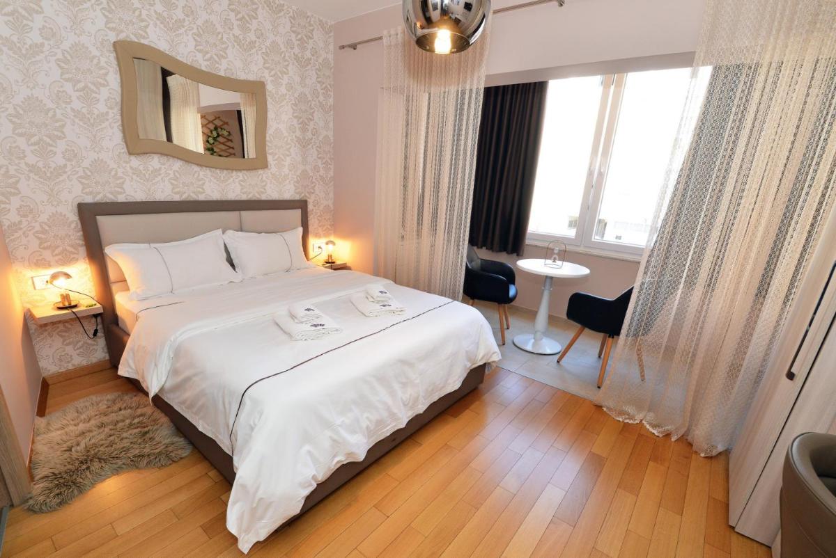 Zoilo Rooms self check-in - Housity